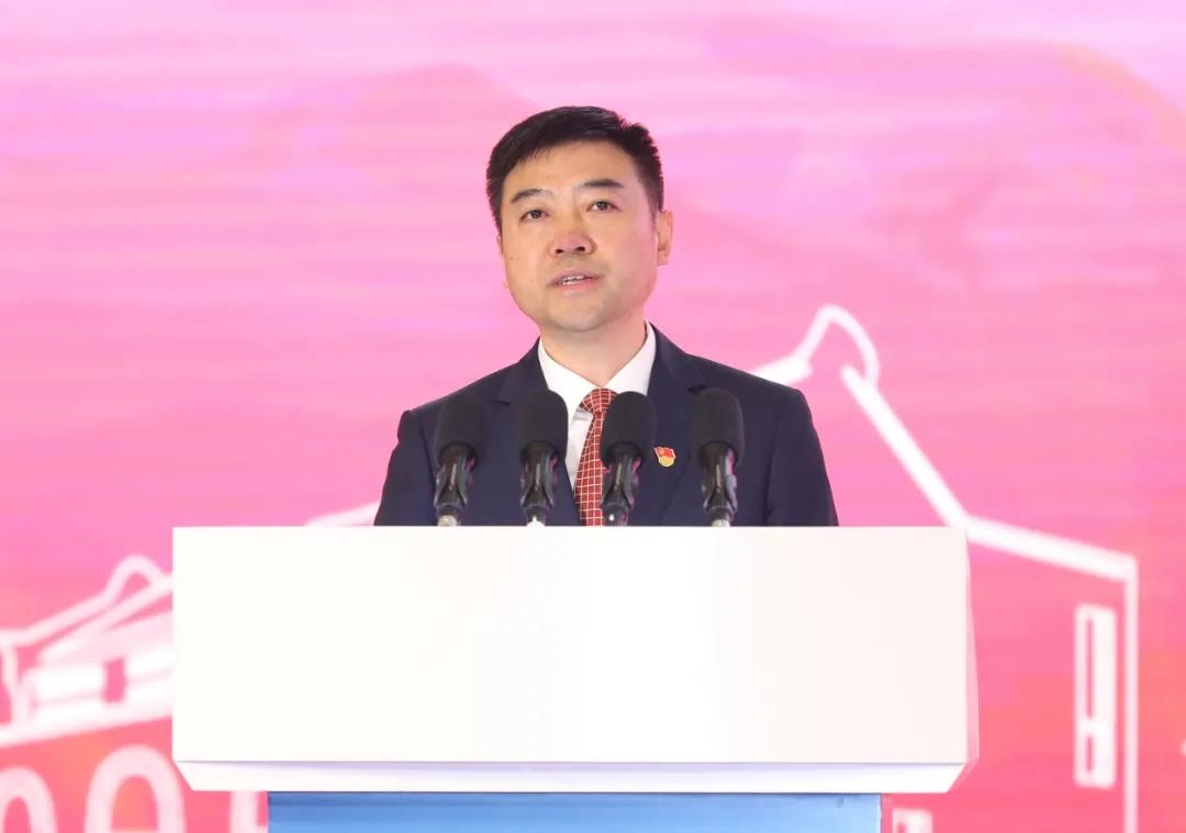 董事长周军,上实集团副董事长,上海医药集团党委书记,副董事长葛大维