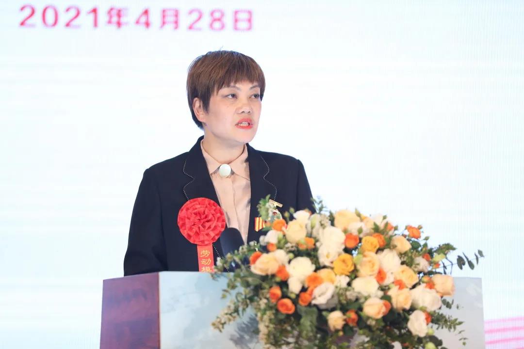 全国劳动模范上海上药华宇药业有限公司质量管理部助理经理毕琳丽作题为《醉心药草芬芳 专业守护传承》的报告
