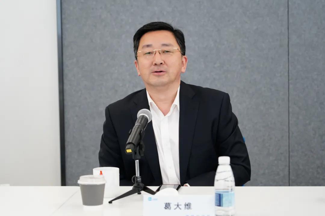 "上实集团副董事长,上海医药集团党委书记,副董事长葛大维说道.